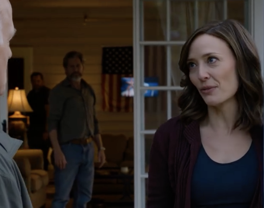 Czternaście miesięcy po pogrzebie syna w mojej skrzynce pocztowej pojawił się rachunek z jego domku nad jeziorem. Pojechałem tam wieczorem, spodziewając się ciszy, ale światła na ganku były zapalone, a na podjeździe stał nieznany mi van. Kiedy otworzyłem nagranie z monitoringu, zdałem sobie sprawę, że dom nie był pusty od bardzo dawna.