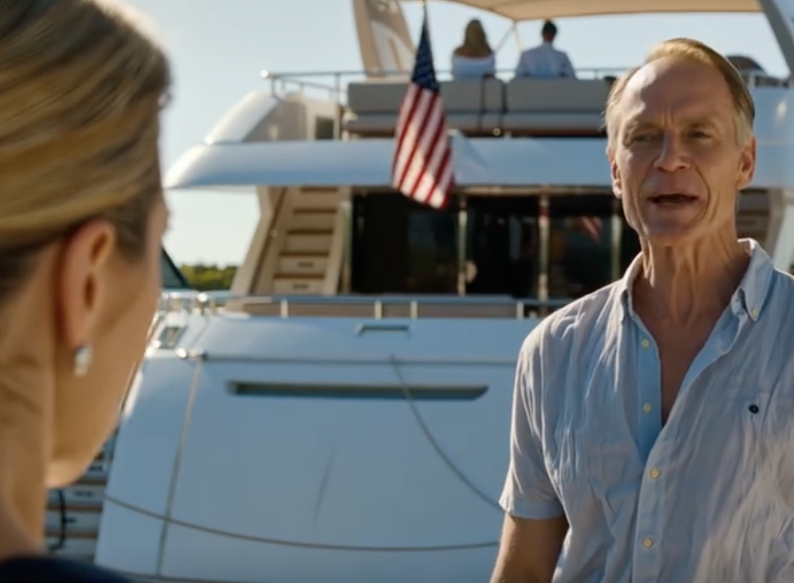 „Wolelibyśmy nie zostawać u nas w ośrodku” – powiedział tata. Mama dodała: „Może moglibyśmy zarezerwować nocleg gdzie indziej”. Wyszedłem cicho. Potem zadzwonił kierownik hotelu, a jego miny się zmieniły: „Właściciel sprawdza twoją rezerwację…”