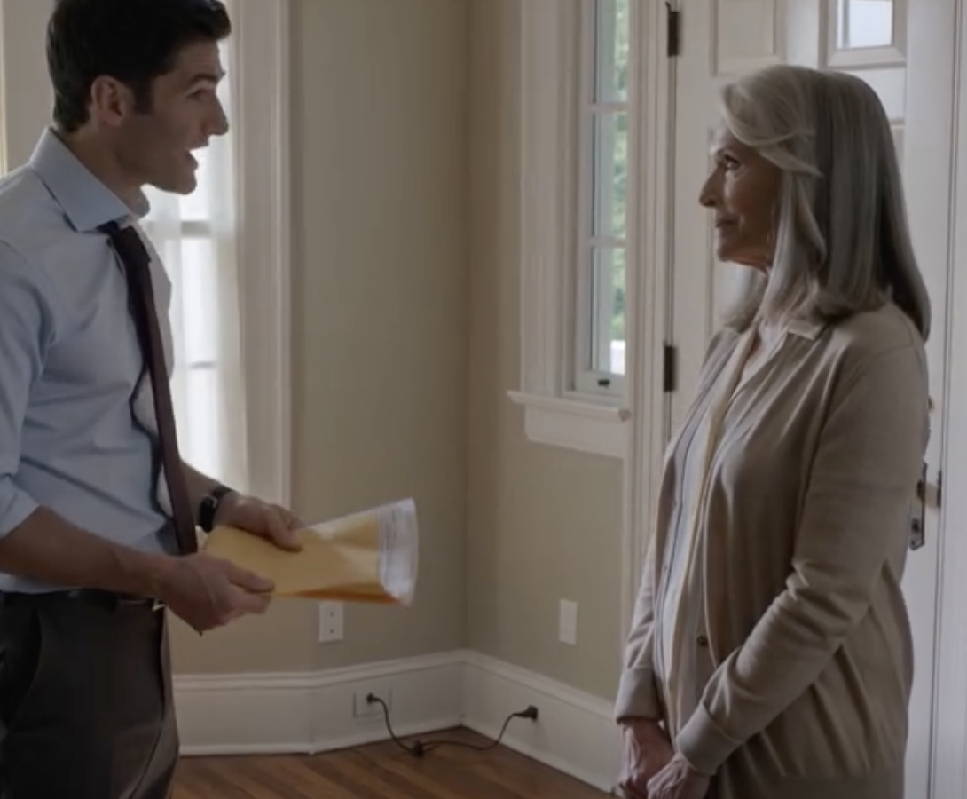 Mój syn powiedział mi, że czas wyprowadzić się z domu, który zbudowaliśmy z ojcem prawie pięćdziesiąt lat temu, a zanim jego dzień pracy dobiegł końca, po cichu upewniłam się, że ten dom nigdy nie stanie się jego projektem remontowym. Najgorsze było to, jak łatwo to wszystko ujął. Rebecca stała przy zlewie, obracając czysty talerz pod wodą i nie patrząc na mnie, podczas gdy Jake leżał z ręką na oparciu kuchennego krzesła i zaczął mówić o tym, co „znaczy” ten kolejny etap w życiu. Mniejsze mieszkanie. Mniej schodów. Przyjemny dom seniora. Potem powiedział, że cicha część stała się głośniejsza: ten dom naprawdę już im nie odpowiadał. On i Rebecca mieli plany. Myśleli o otwarciu parteru, dobudowaniu domowego gabinetu, może o przebudowie całego domu, kiedy już się gdzieś zadomowię. Siedziałam tam z łyżką w połowie drogi do ust, owsianka stygła, i nagle coś zrozumiałam. To nie była rodzinna rozmowa. To było po prostu przekazanie. Wyobrażali sobie pokoje beze mnie.