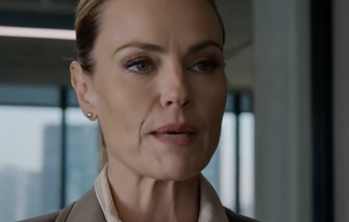 „«Nie potrafisz nawet znaleźć prawdziwej pracy» – rzuciła mi Emma w twarz podczas niedzielnego obiadu, gdy nasi rodzice wciąż poprawiali okulary przed telefonem z rozmową kwalifikacyjną ze Sterling; w poniedziałkowy poranek weszła na spotkanie rekrutacyjne w centrum miasta, wciąż wierząc, że jest mile widziana – aż do momentu, gdy zobaczyła mnie siedzącą za biurkiem prezesa z otwartym CV tuż przede mną”.