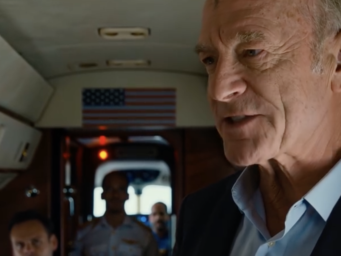 Ojciec mojego narzeczonego, milioner, zabrał mnie swoim prywatnym samolotem i warknął: „To nie jest samolot szkoleniowy. Niczego nie dotykaj” – ale kiedy pilot zeskanował mój dowód osobisty, ekran kokpitu zrobił się jaskrawoczerwony, pojawiło się dziwne ostrzeżenie, a jego wyraz twarzy zmienił się całkowicie, gdy tylko znalazł się na pasie startowym.