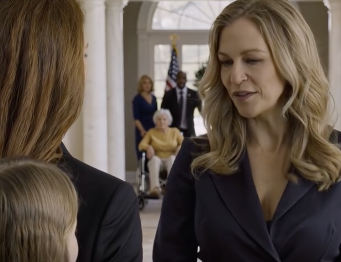 Na przyjęciu u mojego kuzyna moja siedmioletnia córka była wyśmiewana, bo była „biedna”, odrzucana, a jej matkę nazywano „nędzną niańką”. Kazali jej nawet usiąść obok kosza na śmieci, a wszyscy się śmiali. Ale kiedy bogata babcia mojego męża się o tym dowiedziała, weszła i oznajmiła JEDNĄ RZECZ… Cała sala ucichła.