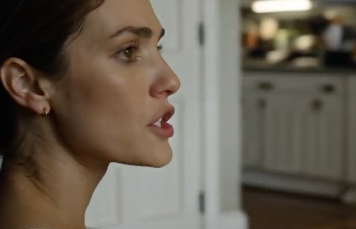 Nadszedł dzień, w którym czekałam trzy lata, by w końcu wejść na salę operacyjną. Moja matka chłodno oznajmiła, że ​​najważniejszy jest wymarzony ślub mojej siostry w tej posiadłości. Nie miała pojęcia, że ​​decyzja, którą podjęłam tego dnia, uciszy całą rodzinę w chwili, gdy najbardziej mnie potrzebowali.