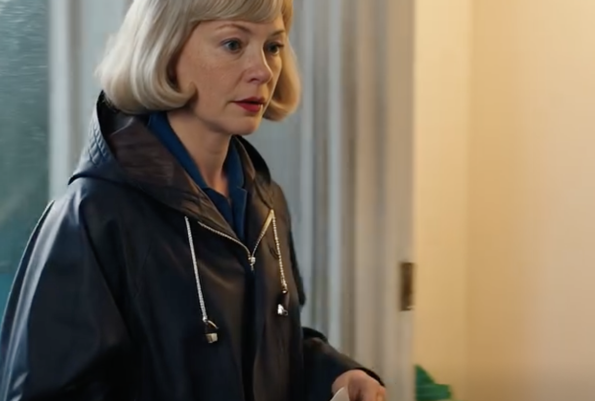 Jechałem sześć godzin przez potężną burzę, żeby świętować urodziny syna. Przywiozłem prezenty warte 80 000 dolarów. Stałem tuż za drzwiami i usłyszałem, jak moja synowa wychodzi: „Lepiej by było, gdyby się dziś nie pojawiła – wtedy dom na plaży byłby mój i mojej ukochanej”. Syn śmiał się razem z nią. Wyszedłem bez słowa. A miesiąc później ich „idealne” życie…