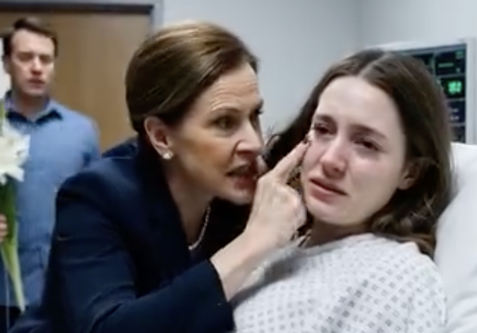 Moje palce się ześlizgnęły. Porcelanowy talerz jego matki roztrzaskał się na niezliczone kawałki zastawy stołowej – trzask, który przyprawił o dreszcze całą salę. Krzesło mojego męża otarło się o oparcie. „Idioto” – krzyknął tak głośno, że wszyscy zamarzli. „Proszę… Jestem w piątym miesiącu…” Nie dokończyłam. Pierwsze uderzenie odebrało mi dech, następne odebrało równowagę. Pamięta, jak trzymał mnie za brzuch i błagał: „Zostań ze mną, kochanie…”. Obudziłam się na izbie przyjęć, z krwią na papierze i gardłem zachrypniętym od modlitwy. Wtedy pochyliła się bliżej, jej zapach był słodki jak trucizna. „Jeśli ktoś zapyta…” wyszeptała z uśmiechem, „…upadłeś”. I wtedy zdałam sobie sprawę, że to nie talerz się rozbił.