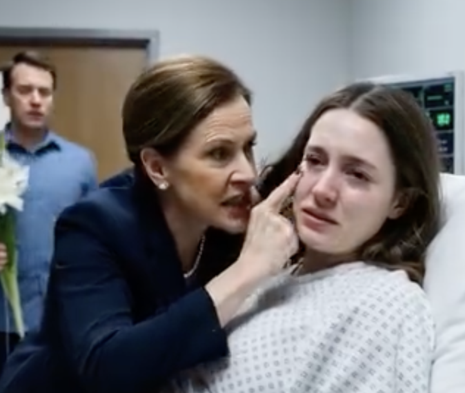 Moje palce się ześlizgnęły. Porcelanowy talerz jego matki roztrzaskał się na niezliczone kawałki zastawy stołowej – trzask, który przyprawił o dreszcze całą salę. Krzesło mojego męża otarło się o oparcie. „Idioto” – krzyknął tak głośno, że wszyscy zamarzli. „Proszę… Jestem w piątym miesiącu…” Nie dokończyłam. Pierwsze uderzenie odebrało mi dech, następne odebrało równowagę. Pamięta, jak trzymał mnie za brzuch i błagał: „Zostań ze mną, kochanie…”. Obudziłam się na izbie przyjęć, z krwią na papierze i gardłem zachrypniętym od modlitwy. Wtedy pochyliła się bliżej, jej zapach był słodki jak trucizna. „Jeśli ktoś zapyta…” wyszeptała z uśmiechem, „…upadłeś”. I wtedy zdałam sobie sprawę, że to nie talerz się rozbił.