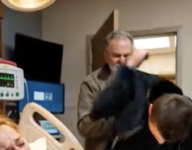 Właśnie urodziłam córkę, gdy mój mąż pochylił się nad moim szpitalnym łóżkiem, uderzył mnie i wyszeptał: „Teraz jesteś tylko bezbronną kobietą”. Byłam zbyt słaba, żeby się bronić, zbyt zszokowana, żeby przemówić – aż drzwi się otworzyły i głos mojego ojca przeciął pokój: „Nigdy nie powinnaś była jej dotykać”. W tym momencie wszystko się zmieniło… a mój mąż zdał sobie sprawę, że właśnie zrujnował sobie życie.