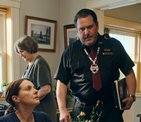 Tädin keittiönpöydässä isäni sanoi: “Se vain oli laatikossa. Sinä olit poissa.” Hän pantti pronssitähteni 120 dollarilla kattaakseen baarilaskun. Laskin lasini alas enkä sanonut mitään. Sitten etuovi aukesi. NCIS-VALTAKIRJOITUSTODISTUS PÖYDÄLLÄ – Uutiset