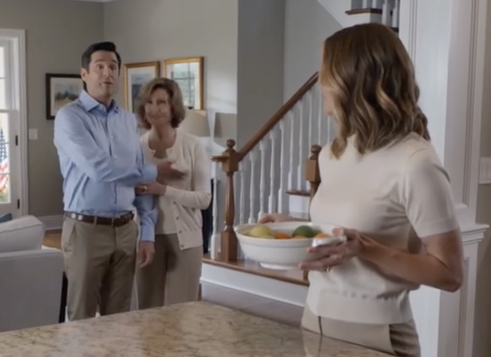 Mój mąż zwiedzał dom szeregowy, który kupili mi rodzice, kiedy zaczął przydzielać sypialnie rodzinie i powiedział mi, żebym rano kupiła dodatkowe klucze. Uśmiechnęłam się, postawiłam tacę z owocami na kuchennej wyspie i uświadomiłam sobie, że po trzech miesiącach małżeństwa Brian pomylił mój dom z rodzinną własnością, którą mógłby redystrybuować.