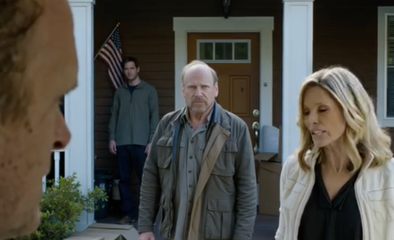 Kiedy wracałem do domu po weekendowym wypadzie na ryby, zamarłem, widząc wszystkie swoje rzeczy wyrzucone do kosza na śmieci przed domem. Moja synowa stała tam i chłodno mówiła, że ​​nie ma już dla mnie miejsca, podczas gdy mój syn po prostu stał tam bez ruchu — ja po prostu się uśmiechnąłem, wyciągnąłem telefon, zadzwoniłem, a trzy dni później gorączkowo szukali mnie wszędzie…