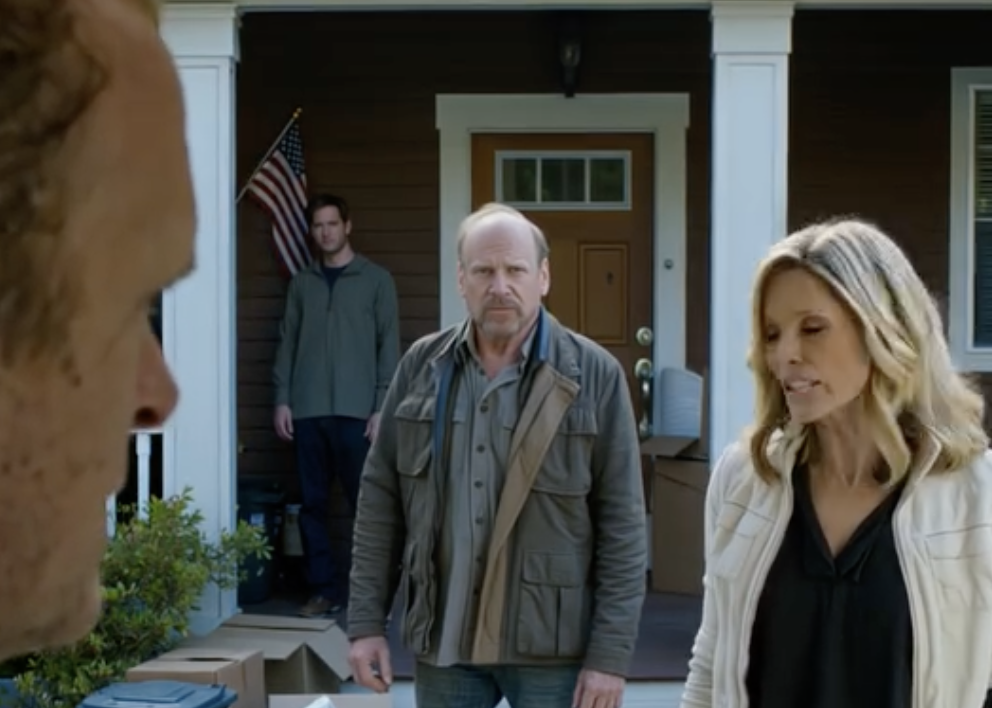 Kiedy wracałem do domu po weekendowym wypadzie na ryby, zamarłem, widząc wszystkie swoje rzeczy wyrzucone do kosza na śmieci przed domem. Moja synowa stała tam i chłodno mówiła, że ​​nie ma już dla mnie miejsca, podczas gdy mój syn po prostu stał tam bez ruchu — ja po prostu się uśmiechnąłem, wyciągnąłem telefon, zadzwoniłem, a trzy dni później gorączkowo szukali mnie wszędzie…