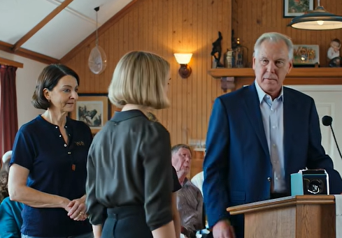 Hver gang pappa slo meg, ventet mamma til han hadde forlatt rommet og hvisket: «Du vet hvordan du skal trykke på knappene hans.» Den dagen jeg flyttet ut, ringte hun og sa: «Du ødelegger denne familien.» Jeg sa ingenting. Hun la på. Seks måneder senere ringte hun igjen gråtende og sa noe jeg aldri hadde forventet å høre fra henne. – Nyheter