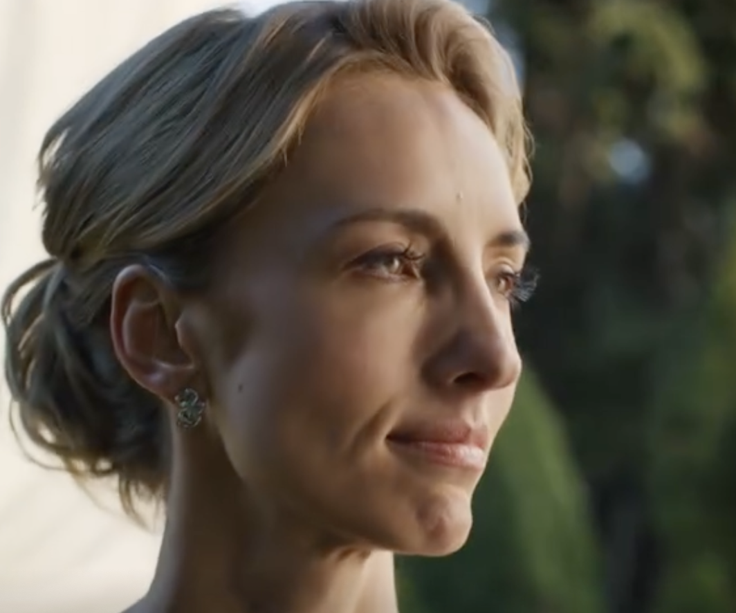 Na przyjęciu, na którym obie rodziny miały iść do Vanessy, moja teściowa prychnęła: „Martho, właśnie zatrudniono cię do pomocy przy wysokich obcasach”. Nie sprzeciwiłam się. Milczałam, skrywając sekret w bibliotece. Kiedy wśród oklasków pojawiła się prawniczka, spojrzałam na nią i powiedziałam tylko jedno zdanie.