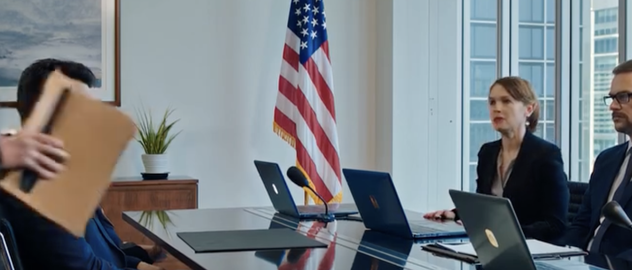 „Przestań traktować to jak hobby” – powiedziała mama przy kolacji wigilijnej. „Twoja siostra prowadzi prawdziwy biznes”. Wszyscy skinęli głowami. Uśmiechnąłem się tylko i powiedziałem: „Masz absolutną rację”. 26 grudnia zadzwoniłem do swojego banku: „Proszę wstrzymać mi obsługę tej komercyjnej linii kredytowej”. Godzinę później zadzwonił kierownik banku mojej siostry, z napiętym głosem: „Co zrobiłeś?”