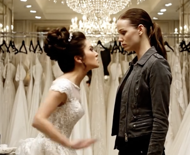 „Moja siostra uderzyła mnie w twarz na oczach wszystkich podczas przymiarki sukni za 20 000 dolarów – tej, za którą ja płaciłam. Krzyczała, że ​​„psuję jej chwilę”. Nie odkrzyknęłam. Po prostu wyszłam i anulowałam kartę kredytową. Zanim dotarła na degustację tortów, jej ślub za 500 000 dolarów był odwoływany w kolejnych lokalach. Szczęśliwego dnia ślubu, siostro.”