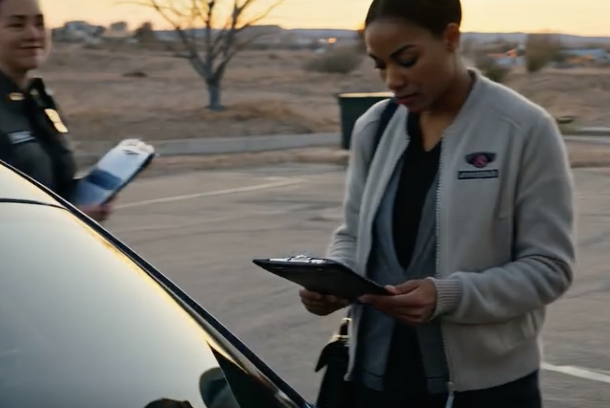 Wyszedłem z pracy na puste miejsce parkingowe. Moja mała srebrna Camry – właśnie opłacona – zniknęła. Zadzwoniłem do spanikowanych rodziców. „Ojej, kochanie, spokojnie. Daliśmy ją Alyssie. Ona bardziej jej potrzebowała”. Moja siostra miała trzy samochody w ciągu pięciu lat. To był mój pierwszy nowy samochód. Rozłączyłem się i zadzwoniłem pod numer 911…