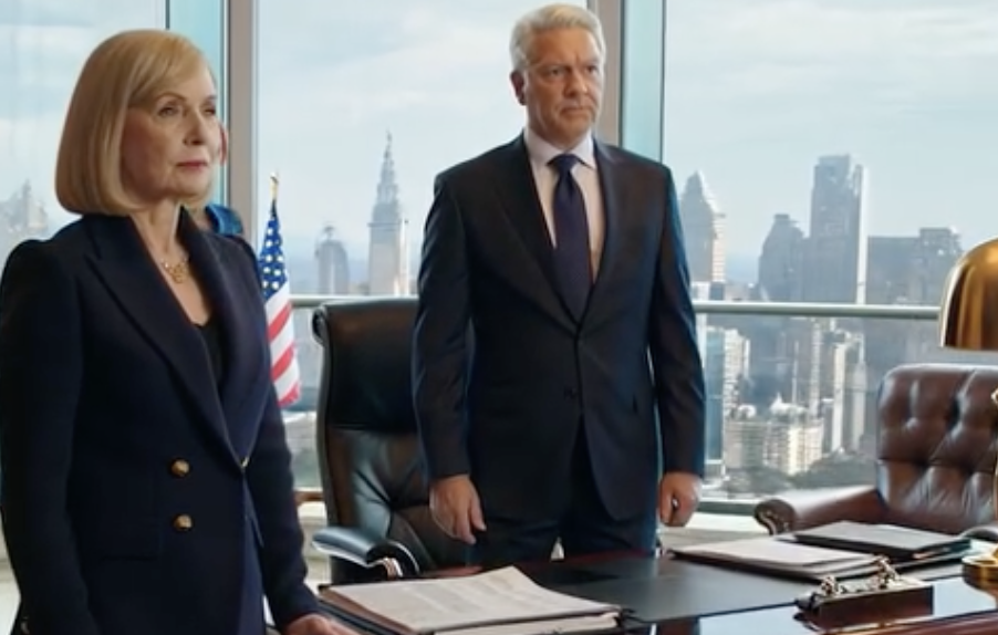 Trzy dni po pogrzebie mojego męża jego milionerski szef wezwał mnie na pogotowie i ostrzegł, żebym nie mówiła synowi ani synowej, bo znalazł coś w aktach Edwarda. Weszłam do dwudziestopiętrowej szklanej wieży i zanim zdążyłam odetchnąć, zobaczyłam kogoś stojącego w drzwiach, jakby na mnie czekał, i zamarłam.