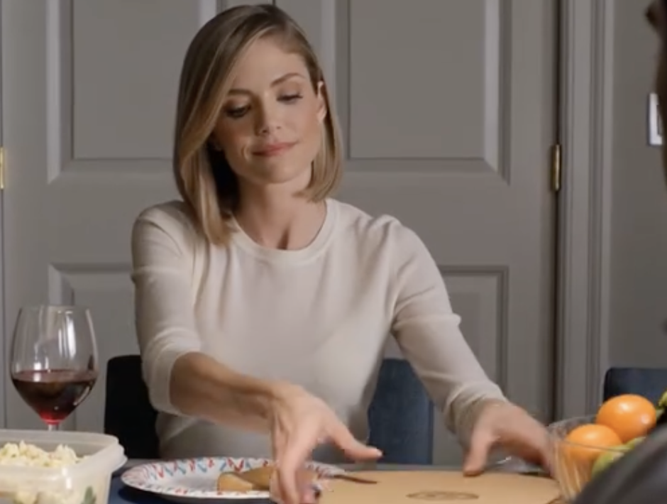 Zaraz po awansie mój mąż spokojnie powiedział: „Wolność kończy się dzisiaj”, po czym poprosił nas o podział środków na koncie po połowie. Skinęłam głową, zgadzając się zbyt szybko, a on myślał, że wygra. Ale w niedzielny wieczór weszła jego siostra, spojrzała na stół, spojrzała na mnie i powiedziała niejasno: „Czas, żeby przestał…”, akurat gdy wyciągnęłam teczkę i położyłam ją na środku stołu.