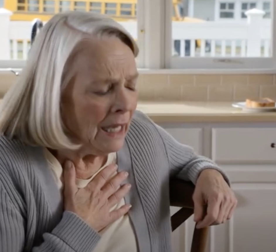 Tego ranka ledwo oddychałam, błagając córkę, żeby zawiozła mnie na ostry dyżur, ale ona nawet nie podniosła wzroku znad telefonu. Po prostu przewijała dalej i powtarzała: „Mama jest taka dramatyczna, że ​​przez to nie pamiętam pilatesu”. W piątek po południu, kiedy spakowałam walizkę i opuściłam nasz dom na przedmieściach Pensylwanii z biletem w jedną stronę w ręku, ona nadal nie wiedziała, co właśnie straciła.