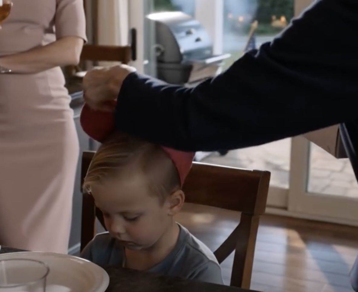 Na rodzinnym przyjęciu urodzinowym w Ohio zamarłam, gdy zobaczyłam moją sześcioletnią wnuczkę chowającą się pod różowym czepkiem po tym, co zrobili jej z włosami. Synowa uniosła kieliszek i roześmiała się, że to „tylko żart”. Nic nie powiedziałam. Wzięłam dziecko na ręce i wyszłam, podczas gdy mój syn krzyczał, że przesadzam. Ale następnego ranka stał na moim ganku drżącym głosem, błagając mnie, żebym nie brnęła dalej.