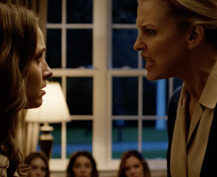 W noc Święta Dziękczynienia w małym miasteczku moja matka po kawałku ciasta zainaugurowała „rodzinny chór”, twierdząc, że „nosiła mój ciężar” przez 27 lat. Dwudziestu pięciu krewnych ustawiło się w kręgu, podnosząc kolejno ręce w moją stronę. Myślałem, że moje imię zostanie wymazane na zawsze, aż do momentu, gdy otworzyły się drzwi wejściowe. Wszedł wujek Robert, zaginiony od 14 lat, i położył na stole teczkę.