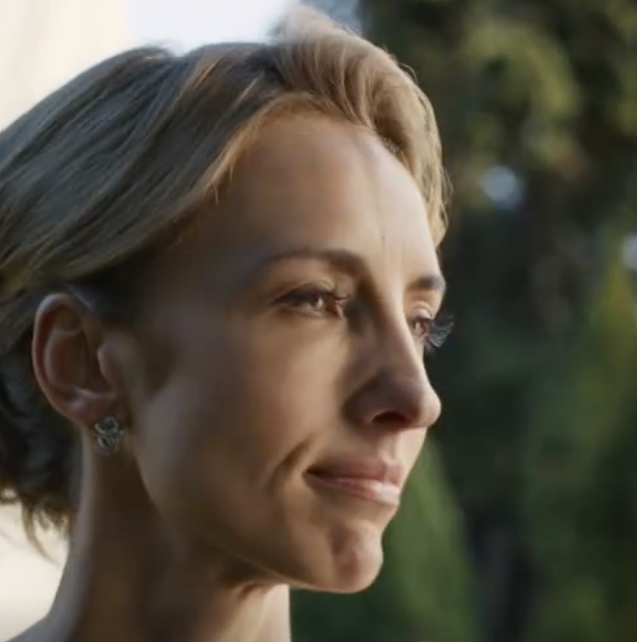 Na przyjęciu, na którym obie rodziny miały iść do Vanessy, moja teściowa prychnęła: „Martho, właśnie zatrudniono cię do pomocy przy wysokich obcasach”. Nie sprzeciwiłam się. Milczałam, skrywając sekret w bibliotece. Kiedy wśród oklasków pojawiła się prawniczka, spojrzałam na nią i powiedziałam tylko jedno zdanie.