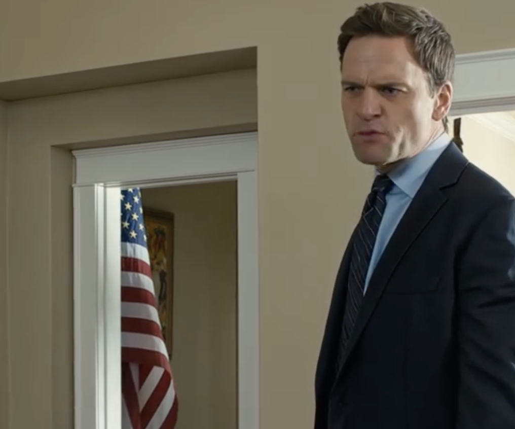 „Tato, masz tylko 30 dni, żeby opuścić dom mamy i taty” – powiedział mój pasierb w samym środku mojego domowego biura, trzymając się planów sprzedaży domu na przedmieściach, który, jak myślał, już sobie zapewnił. Nie sprzeciwiłam się, nie zdenerwowałam, po prostu się uśmiechnęłam i odstawiłam filiżankę z kawą, bo wciąż nie rozumiał, że człowiek, którego uważał za outsidera, po cichu przyglądał się, jak wszystko zaszło tak daleko.