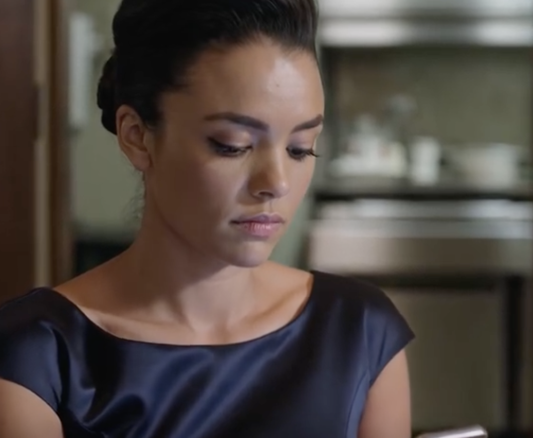 Moja siostra wyświetliła na ekranie weselnym „Bezpłodna. Rozwiedziona. Porażka” dla 200 roześmianych gości – po czym wygłosiłem mowę przy tylnym stole i cała sala zapomniała, za kogo mnie uważali.