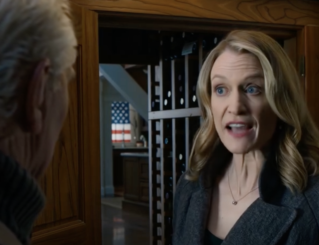 Moja córka i jej mąż zamknęli mnie i moją żonę w piwnicy domu w Connecticut, który zbudowałem własnymi rękami prawie 40 lat temu. Moja żona drżała ze strachu, a ja po prostu pochyliłem się bliżej i szepnąłem: „Cisza…” — bo tuż za tą zimną, kamienną ścianą kryła się tajemnica, którą, jak myśleli, zabiorę do grobu.