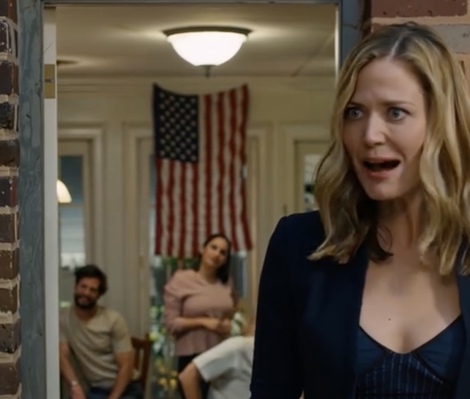 Mój ojciec wyrzucił mnie, żeby jego „złota córka” mogła się wprowadzić. Moja matka chłodno powiedziała, że ​​dom należy do niej, a moja siostra roześmiała się: „Nie jesteś tu mile widziana”. Potem urządzili parapetówkę z okazji nowego wymarzonego domu i powiedzieli wszystkim, że „nigdy im nie pomogłem”. Ale… zapomnieli zadać mi jednego pytania, które powinni byli zadać wcześniej.