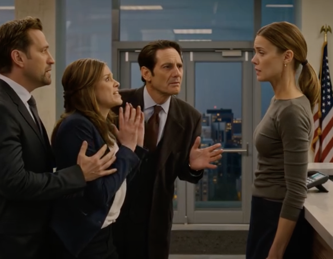 O 2:14 nad ranem rodzice powiedzieli, że mój brat jest na „oddziale intensywnej terapii” i zażądali 28 000 dolarów przed wschodem słońca, przysięgając, że chirurdzy go bez tego nie tkną. Nie sprzeciwiłam się – odeszłam krzycząc od telefonu stacjonarnego, zadzwoniłam do działu rozliczeń w szpitalu, a kobieta, która odebrała, ucichła, ściszyła głos i powiedziała: „Pani Hayes… Proszę się nie rozłączać”.