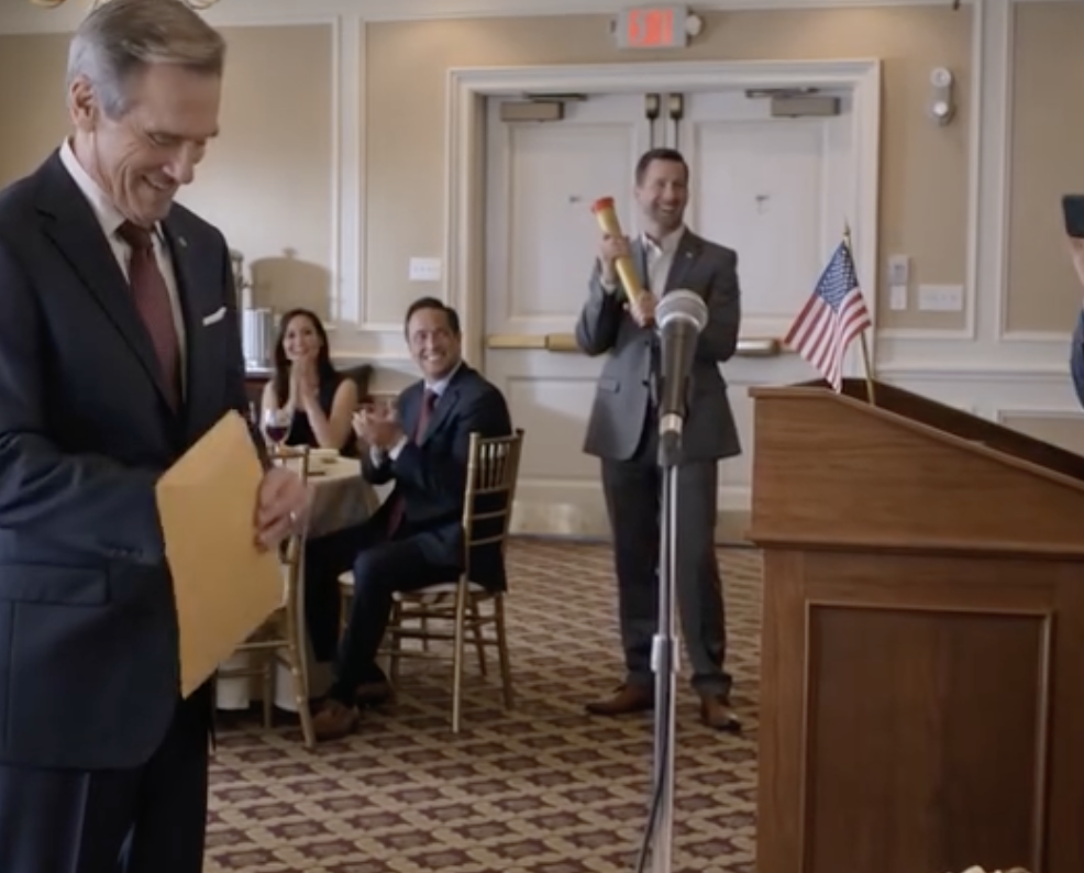 Podczas mojego przyjęcia emerytalnego w hotelu przy autostradzie I-84 na obrzeżach Hartford, moja żona chwyciła mikrofon, zanim zdążyłem komukolwiek podziękować, i ogłosiła, że ​​mnie opuszcza, podczas gdy nasze dzieci klaskały pod kryształowym żyrandolem, jakby całe przyjęcie było zaplanowane między deserem a kawą.