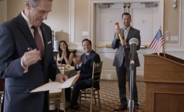 Podczas mojego przyjęcia emerytalnego w hotelu przy autostradzie I-84 na obrzeżach Hartford, moja żona chwyciła mikrofon, zanim zdążyłem komukolwiek podziękować, i ogłosiła, że ​​mnie opuszcza, podczas gdy nasze dzieci klaskały pod kryształowym żyrandolem, jakby całe przyjęcie było zaplanowane między deserem a kawą.