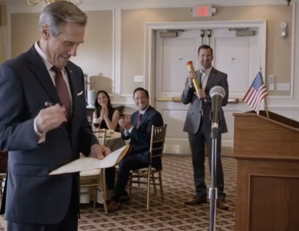 Podczas mojego przyjęcia emerytalnego w hotelu przy autostradzie I-84 na obrzeżach Hartford, moja żona chwyciła mikrofon, zanim zdążyłem komukolwiek podziękować, i ogłosiła, że ​​mnie opuszcza, podczas gdy nasze dzieci klaskały pod kryształowym żyrandolem, jakby całe przyjęcie było zaplanowane między deserem a kawą.