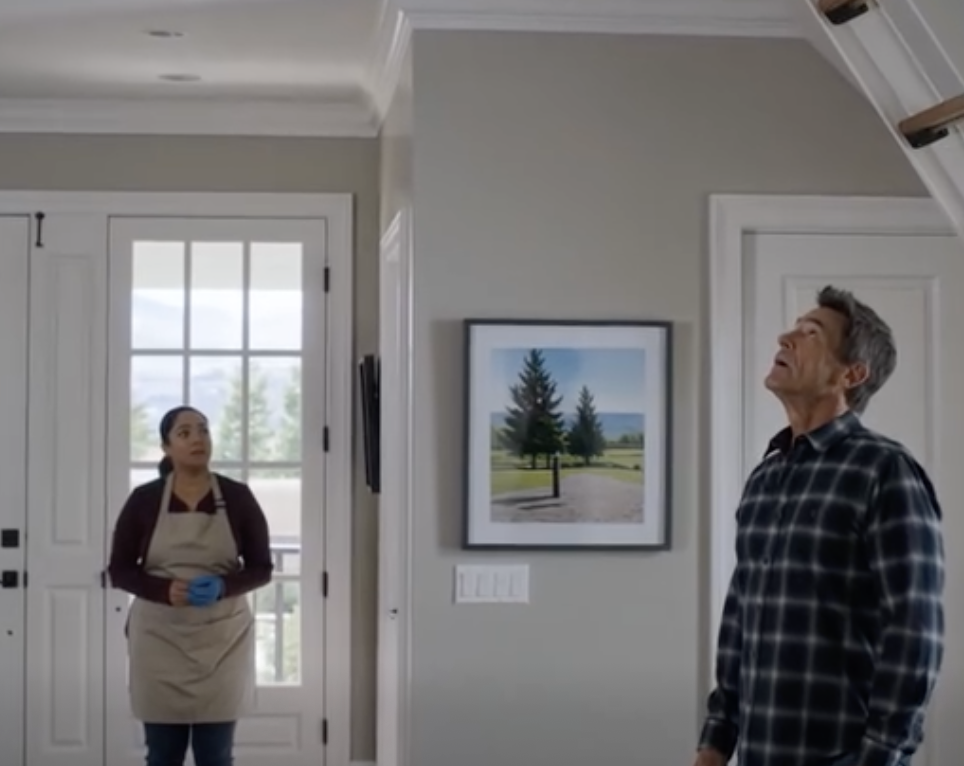 Kiedy syn i synowa byli na wakacjach, zatrudniłem sprzątaczkę do pomocy w domu. Niecałą godzinę później zadzwoniła do mnie drżącym głosem. „Proszę pana, ktoś płacze na strychu. To nie telewizor”. Pobiegłem tam, myśląc, że to musi być jakaś pomyłka, ale gdy tylko ściągnąłem drabinę ze strychu, zdałem sobie sprawę, że ukrywali w tym domu coś, co nigdy nie miało zostać odnalezione.