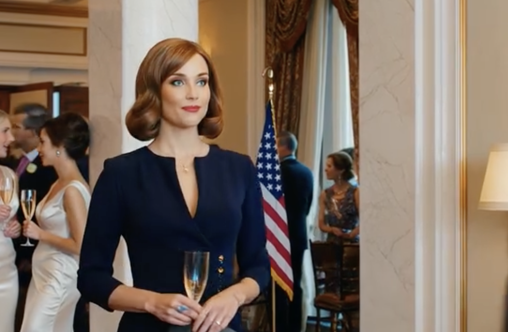 Wszedłem na przyjęcie zaręczynowe mojego brata. Panna młoda szepnęła, szydząc z niej: „Oto ta śmierdząca wiejska dziewczyna!”. Nie wiedziała, że ​​hotel należy do mnie – ani że rodzina panny młodej miała się o tym przekonać w cholerny sposób.