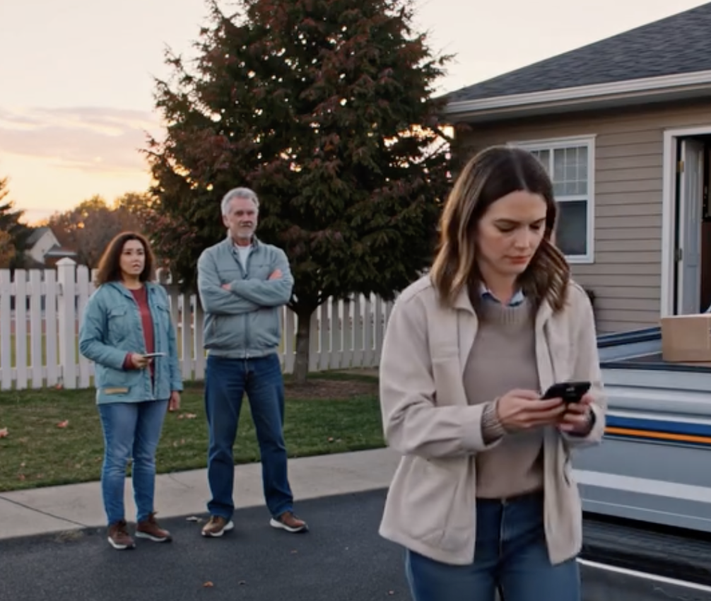 Moja siostra z dumą napisała na Facebooku w dniu mojej wyprowadzki: „Wreszcie wolna osoba odeszła”. 1234 polubienia. Potem zaczęły się komentarze – od tych samych ludzi, których kiedyś nazywałam rodziną. Mama napisała: „Koniec z gotowaniem i praniem dla porażki”. Tata nawet polubił komentarz: „Bezrobotni powinni nauczyć się żyć samodzielnie”. Przeczytałam każde słowo w milczeniu. Wtedy podjęłam decyzję. Tydzień później – 24 nieodebrane połączenia. 33 SMS-y. Za późno…