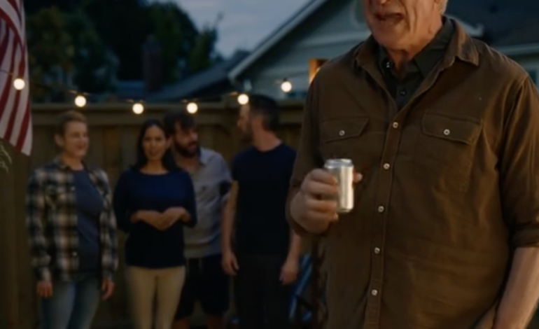 Moja siostra wylała całe wiadro czerwonej farby z dodatkiem brokatu na białą sukienkę mojej ośmioletniej córki w samym środku 60. urodzin taty w naszym podmiejskim ogródku, transmitowanych na żywo dla żartu. Wytrąciłam jej iPhone’a z ręki, żeby osłonić córkę, a tata warknął: „Przepraszam. Sprawiłaś, że wszyscy są smutni”. Tego wieczoru nagranie stało się viralem na Facebooku. Kilka dni później dałam im kres, którego nigdy nie zdążyli dokończyć.