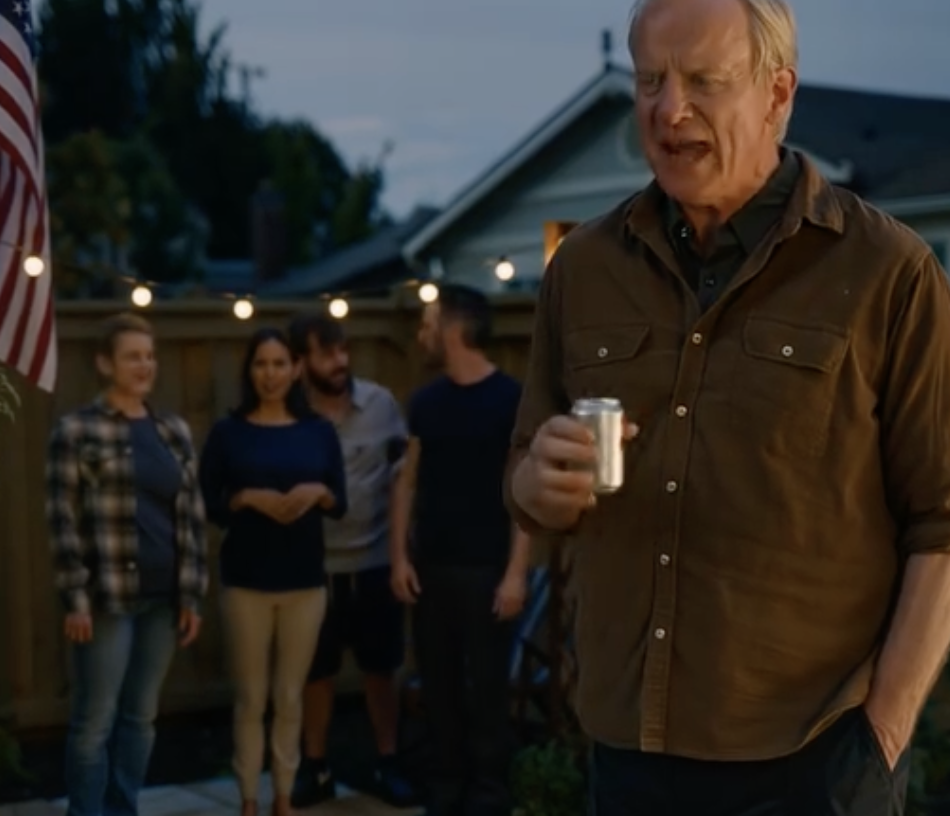 Moja siostra wylała całe wiadro czerwonej farby z dodatkiem brokatu na białą sukienkę mojej ośmioletniej córki w samym środku 60. urodzin taty w naszym podmiejskim ogródku, transmitowanych na żywo dla żartu. Wytrąciłam jej iPhone’a z ręki, żeby osłonić córkę, a tata warknął: „Przepraszam. Sprawiłaś, że wszyscy są smutni”. Tego wieczoru nagranie stało się viralem na Facebooku. Kilka dni później dałam im kres, którego nigdy nie zdążyli dokończyć.