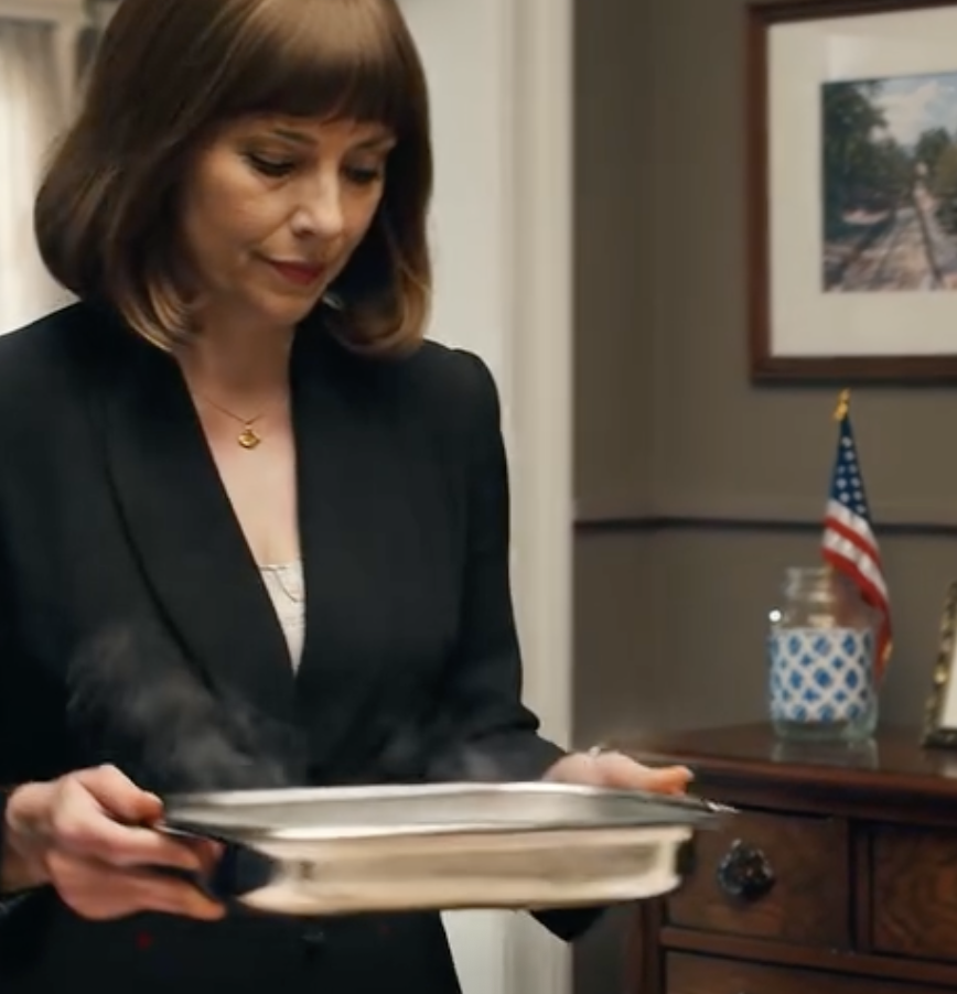 Tego wieczoru, kiedy moja teściowa przedstawiła mnie przy moim stole jako swoją „byłą synową, która wkrótce wyjdzie za mąż”, myślała, że ​​tylko się uśmiechnę i podam grillowane jedzenie. Nie wiedziała jednak, co widziałam na laptopie mojego męża ani czy byłam gotowa odwrócić sytuację przed wszystkimi, których zaprosiła.