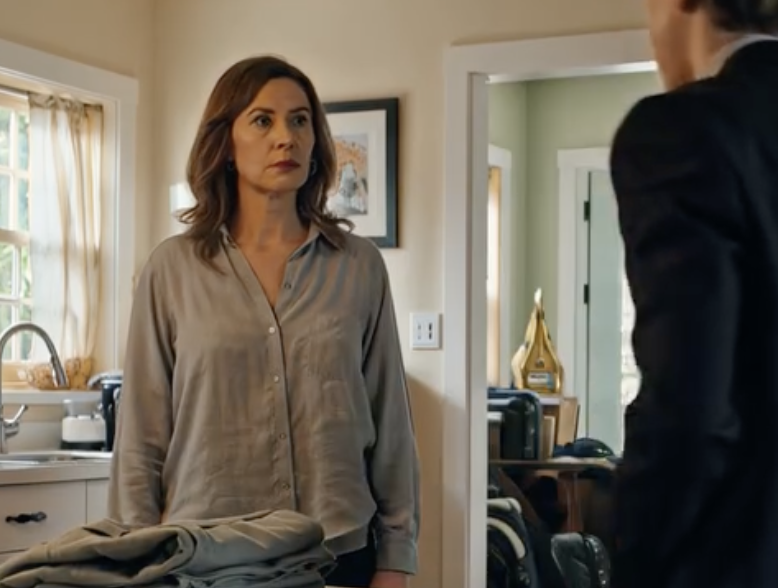 Adoptowałam córkę mojego brata po jego śmierci. Kiedy nadeszły święta Bożego Narodzenia, mój teść powiedział: „Tylko krewni mogą przebywać w tym domu. Ta dziewczyna nie jest mile widziana. Trzymaj ją w domu”. Odpowiedziałam tylko: „Dobrze”. W bożonarodzeniowy poranek otworzył moje prezenty – a potem miał 73 nieodebrane połączenia, błagając mnie, żebym mogła zobaczyć moją córkę…