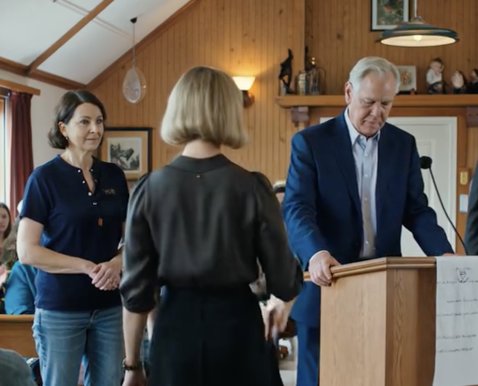 Za każdym razem, gdy ojciec mnie uderzył, matka czekała, aż wyjdzie z pokoju, i szeptała: „Wiesz, jak go zranić”. W dniu, w którym się wyprowadziłem, zadzwoniła i powiedziała: „Niszczysz tę rodzinę”. Nic nie powiedziałem. Rozłączyła się. Sześć miesięcy później oddzwoniła z płaczem i powiedziała coś, czego nigdy nie spodziewałem się od niej usłyszeć.