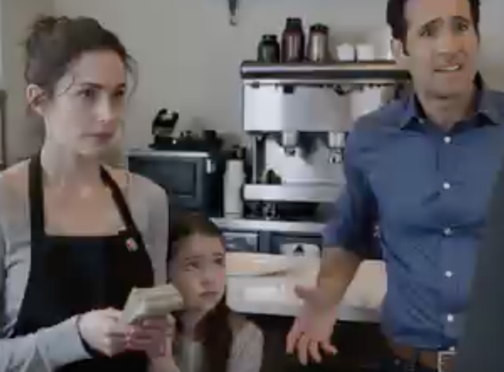 „Moja mama tak ciężko pracuje, a jej szef wciąż jej nie płaci” – powiedziała dziewczynka. Przy stoliku w rogu miliarder Jonathan Reed spojrzał w stronę lady i szedł w milczeniu.