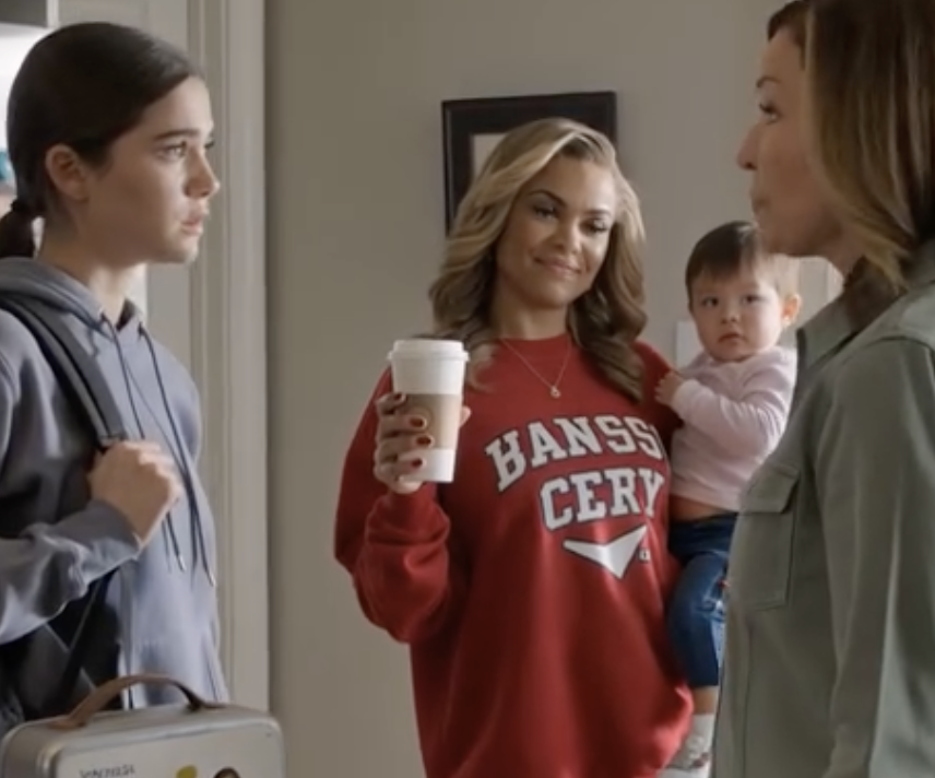 Nie kłóciłam się w kuchni rodziców, bo kiedy mama mówiła „czynsz rynkowy”, rozumiałam, że prawdziwy rachunek, który mi wręczali, nie miał nic wspólnego z pieniędzmi. Chodziło o dostęp – do mojego czasu, moich weekendów, mojego ciała, mojej przyszłości. Ojciec wciąż stał w koszuli z krótkim rękawem, jakby kłamał przed prawem. Moja siostra Khloe trzymała dziecko na biodrze, na blacie stał spocony kubek Starbucksa, a na jej twarzy malował się ten spokojny uśmiech, który zawsze pojawiał się, gdy ktoś miał ponieść niewygodę dla własnej korzyści. W salonie jedna z moich siostrzenic płakała nad kreskówką, inna pytała, kto robi lunch. I jakimś cudem w tym domu zawsze odpowiadałam ja.