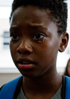 ”Isäni ei kasvattanut valehtelijaa, rouva”: Opettaja repi mustan neljäsluokkalaisen tehtävän ja sanoi, ettei vuokra-asunnosta kotoisin oleva poika voinut olla neljän tähden kenraalin poika. Hiljainen sähköposti saapui vastaanotolle, rehtori kalpeni ja kaikki luokkahuoneessa ymmärsivät, että seuraava ovesta sisään kävelevä henkilö oli muuttamassa kaiken – Uutiset