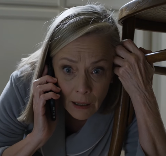 70-vuotias mieheni haastoi 4,3 miljoonan dollarin talomme oikeuteen, sanoi lapsillemme, että olen epävakaa, kielsi minua tapaamasta lastenlapsiani ja katsoi minun lähtevän yhden matkalaukun kanssa, aivan kuin minä olisin ongelma. Mutta kuukautta myöhemmin, juuri auringonnousun jälkeen pienessä vuokramökissä, jonka hän luuli tappaneen minut, etsivä soitti ja kertoi Richard Carterin kuolleen – ja että ennen kuolemaansa hän jätti viestin, jossa oli nimeni. – Uutiset