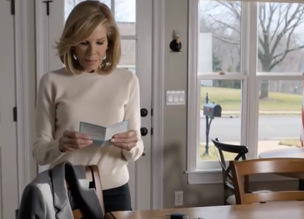 Przypadkowo znalazłam banknot na 200 000 dolarów w kieszeni marynarki mojego męża. Przez 15 lat powtarzał mi, że jesteśmy biedni. Ale rachunek był za zakup domu. A kiedy pojechałam pod ten adres i zobaczyłam, kto otworzył drzwi, wszystko, w co wierzyłam w związku z moim małżeństwem, się zmieniło…