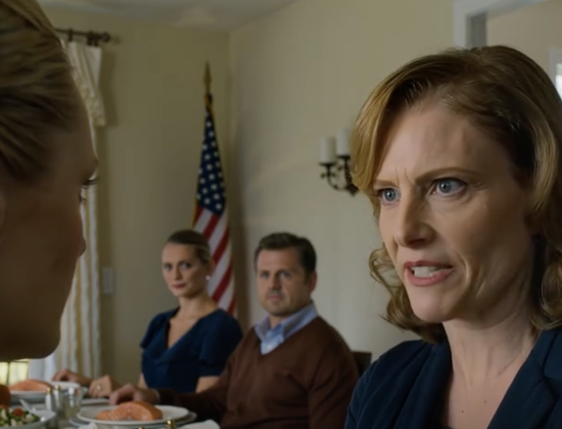 „Nie jesteś nawet w połowie tak kobietą jak twoja siostra” – powiedziała mama przy obiedzie. Odsunęłam krzesło i powiedziałam: „To niech zacznie płacić twój czynsz”. Twarz ojca posmutniała: „Czynsz? Jaki czynsz?”