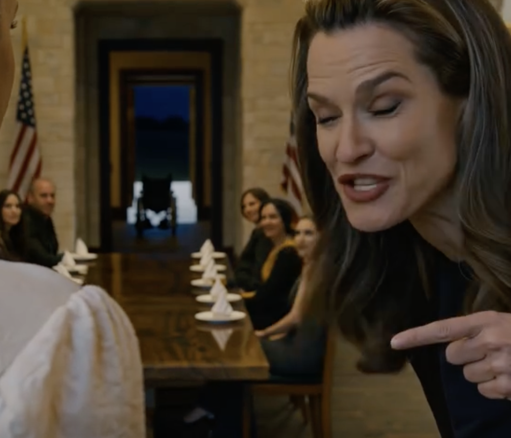 Podczas kolacji z okazji Święta Dziękczynienia moja siostra dostała postrzał w nogę, wskazała prosto na mojego 12-latka i zaśmiała się: „Wszyscy wiemy, że udaje!”. Potem jej syn odsunął wózek inwalidzki i zadrwił: „To wstań i chodź!”. Nie płakałam. Po prostu zadzwoniłam. Pięć minut później w całym pokoju zapadła cisza.