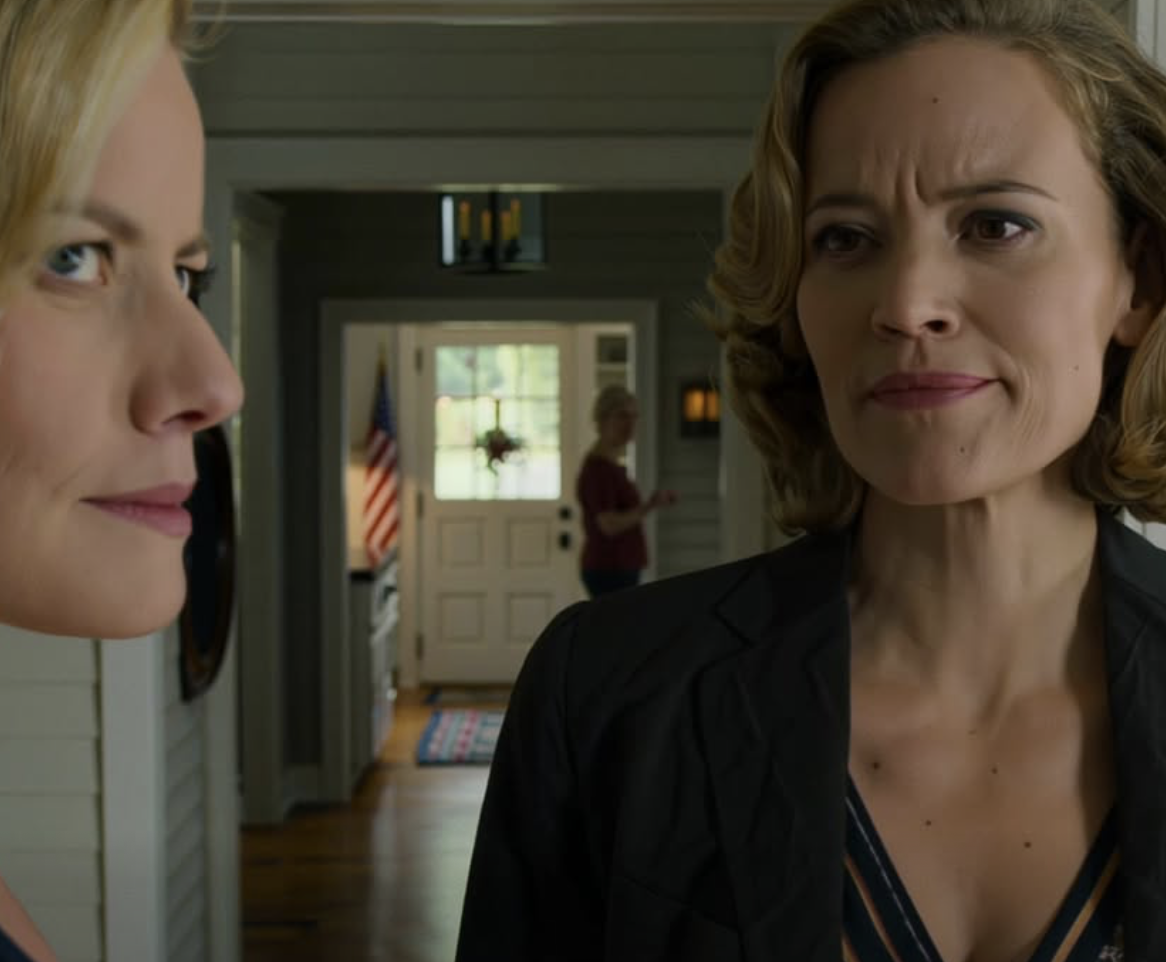 Moja matka chroniła moją siostrę po tym, jak wyczyściła moje oszczędności z trzech lat i wyrzuciła mnie z domu. Nawet się roześmiała i powiedziała: „W tym domu mogę robić, co chcę”. Zabrałem swoje rzeczy i wyszedłem tego samego wieczoru, nie mówiąc nic więcej. Trzy tygodnie później, kiedy wróciłem, wciąż się uśmiechała. „Haha, porażka wraca?”. Nagle policja wkroczyła do domu. Moja matka wybiegła i krzyknęła: „Co się dzieje? Co ty tu robisz?”. Uśmiechnąłem się tylko. „Cicho… nie panikuj. Zacznij się modlić”.